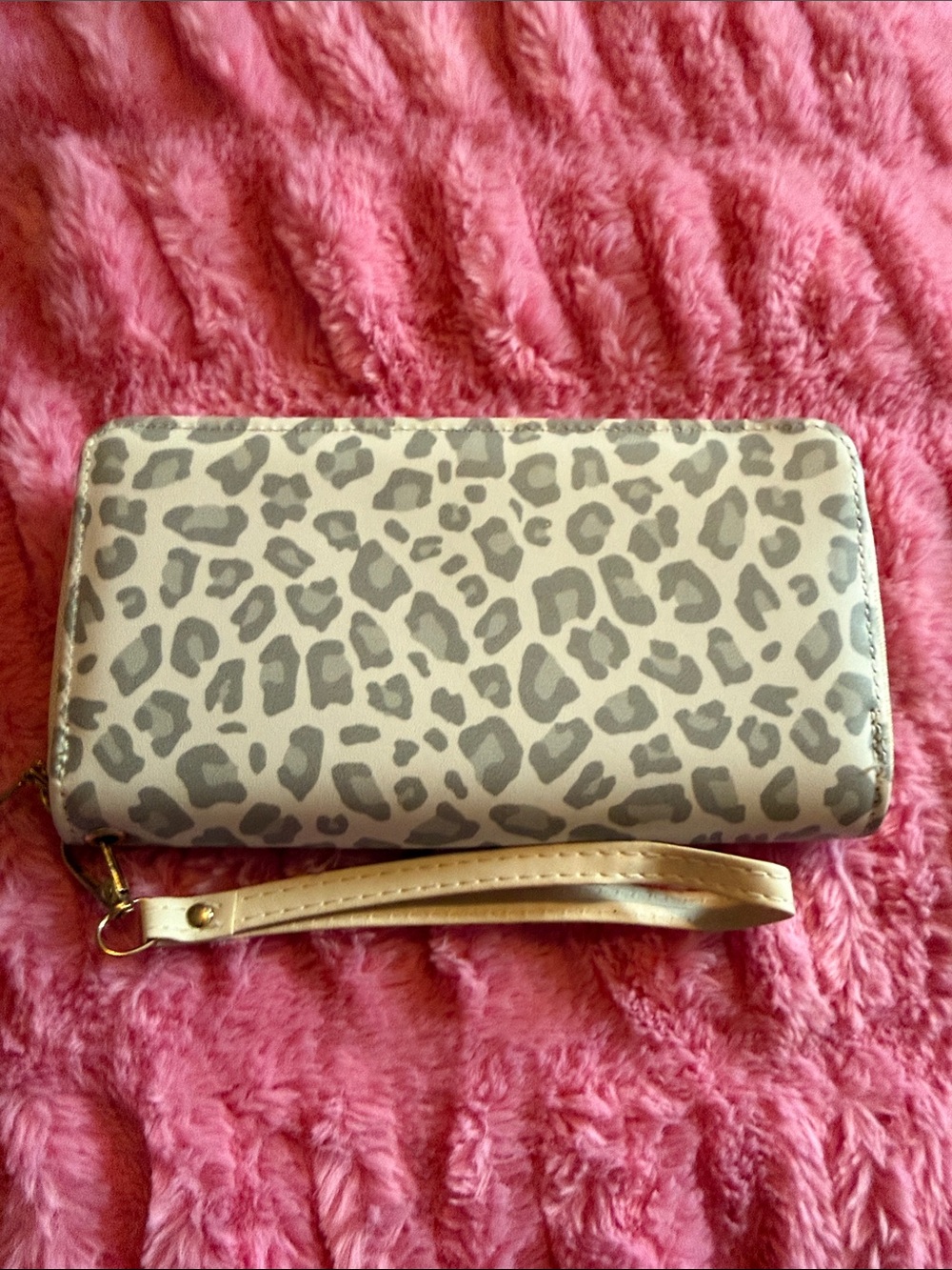 Leopard Print Wristlet Wallet in Light Gray and Cream